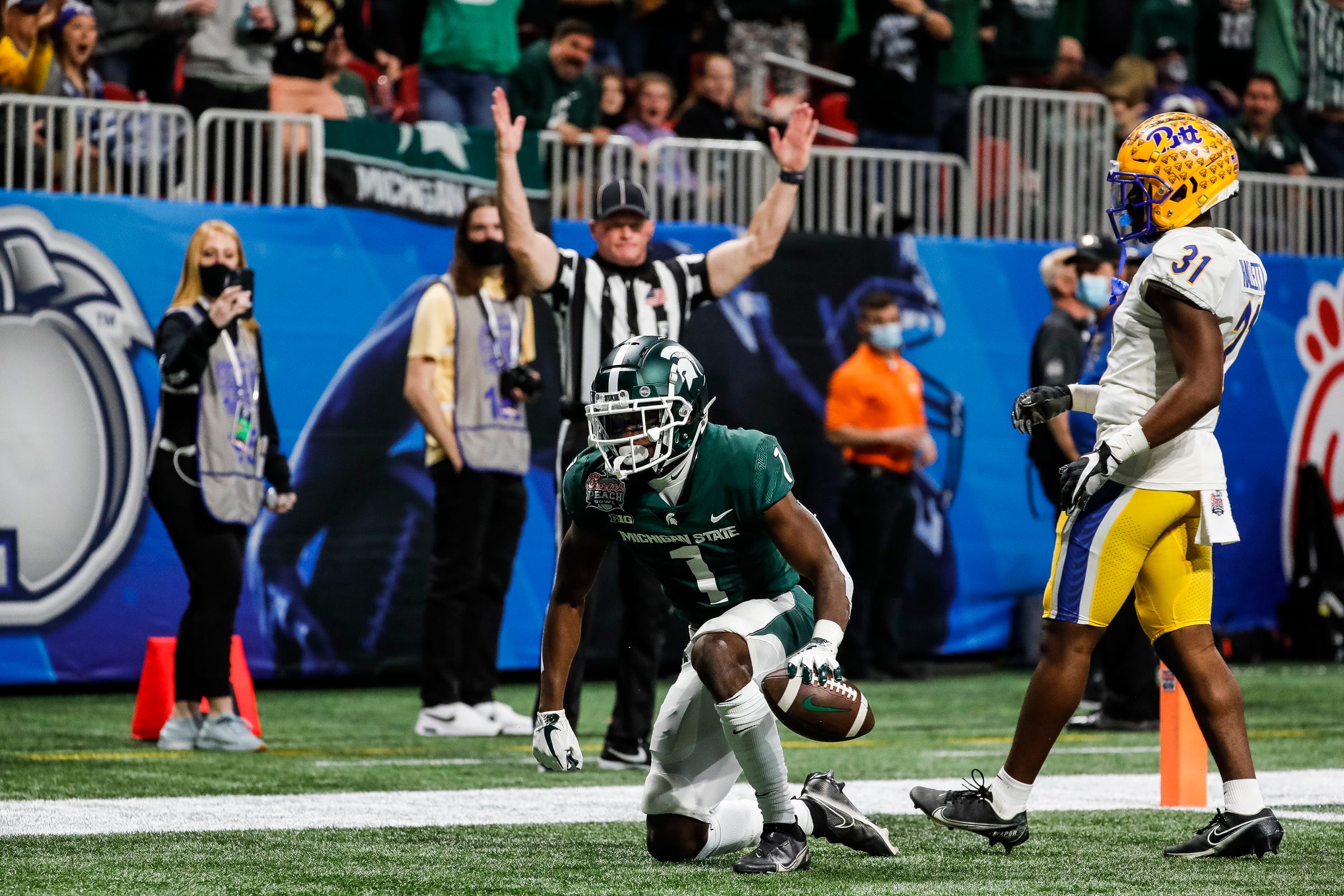 Michigan State Football player Jayden Reed catches a touchdown against the Pittsburgh Panthers in the Peach Bowl