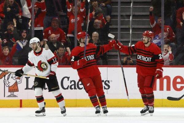 Red Wings score 3 goals early in 3rd to beat Senators 4-2