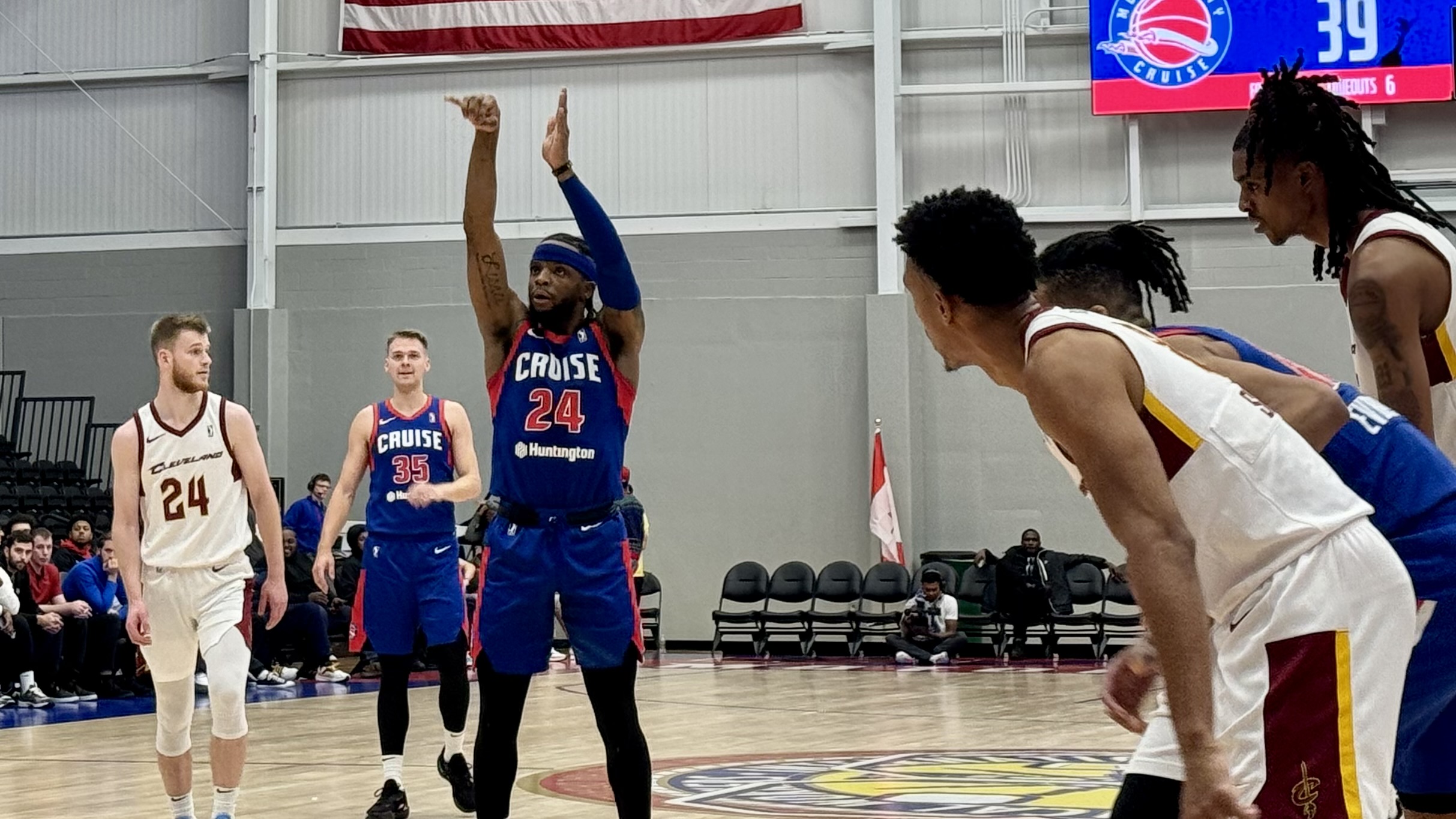 Zavier Simpson and the Motor City Cruise defeated Emoni Bates and the Cleveland Charge 111-100 in Detroit, MI at the Wayne State Field House. Article by Brandon Dent. Photo Credit: Brandon Dent.